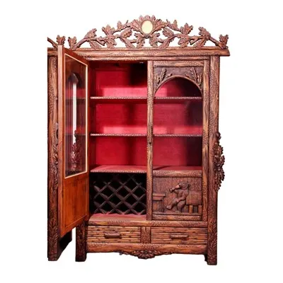 Švarcvaldska vitrina s drvenim medvjedima